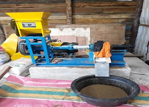 Pelatihan Pembuatan Pakan Ikan Kegiatan Gerakan Pakan Ikan Mandiri